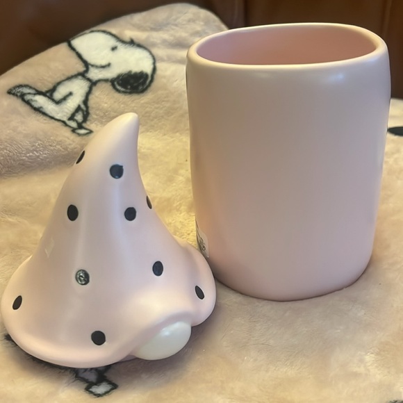 RAE DUNN ‘CUTIE’ LIDDED PALE PINK GNOME MUG NWOT - Picture 3 of 4